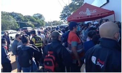 Tras masiva concurrencia, vacunatorios cierran una jornada cargada de incidentes - Nacionales - ABC Color