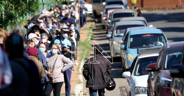 La Nación / Vacunatorios cierran con filas de cientos de personas esperando por su dosis