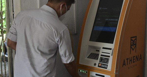 La Nación / Bitcóin divide a salvadoreños entre la oportunidad y el temor a perder su dinero