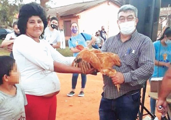 Crónica / DONACIÓN DE AMOR. Dio su gallina para los enfermos de covid-19