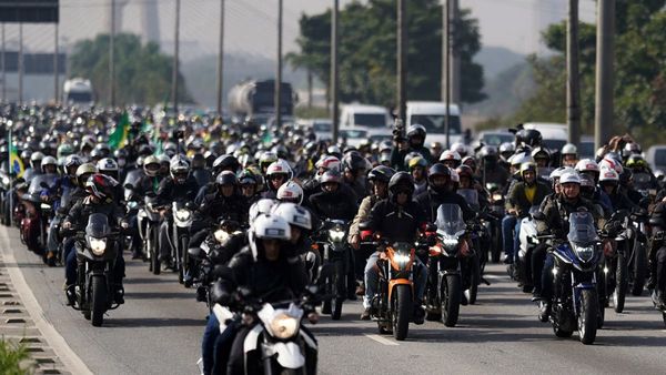 Bolsonaro vuelve a desafiar la pandemia con masiva caravana