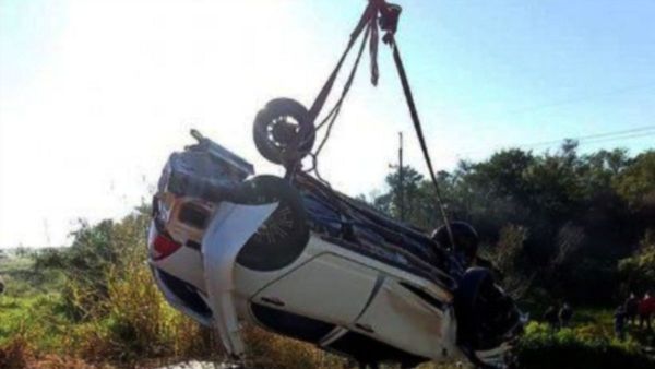 Tres muertos, entre ellos dos menores, al caer vehículo a arroyo en Paraguarí