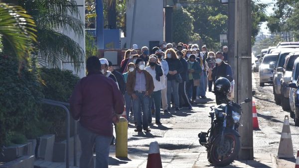 Covid-19: Continúa jornada de vacunación para mayores de 55 años con largas filas