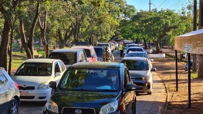 Covid: Intensa fila para inmunización de mayores de 55 años | Noticias Paraguay