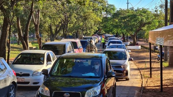 Covid: Intensa fila para inmunización de mayores de 55 años | Noticias Paraguay