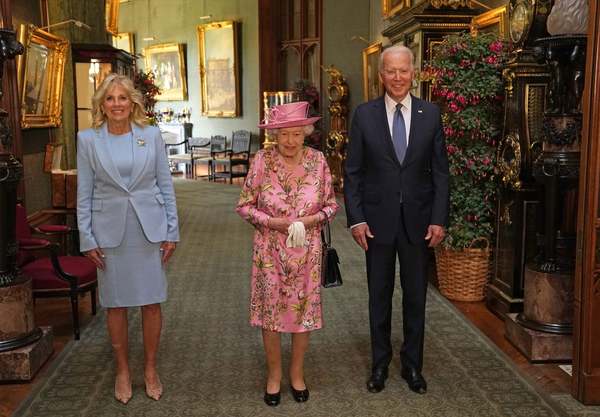Joe Biden, y su esposa Jill, tomaron el té con la Reina Isabel tras la cumbre del G7 | El Independiente