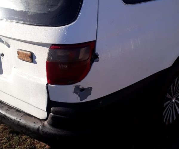 Balean vehículo estacionado frente a vivienda