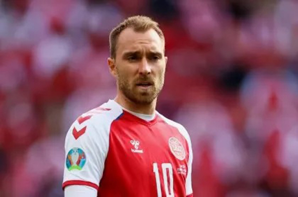 Eriksen “se había ido” y fue recuperado “después de una desfibrilación”, revelan