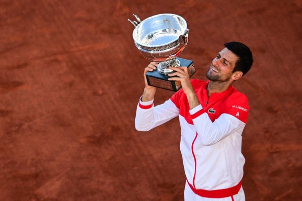 Djokovic remontó un partido increíble y derrotó a Tsitsipas para ganar Roland Garros