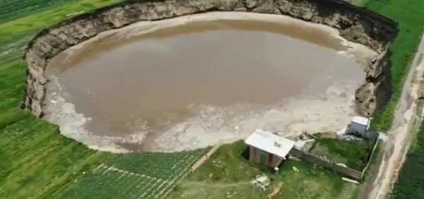 Socavón gigante formado en México acaba de ‘devorar’ la casa de una familia y se sigue expandiendo | Ñanduti