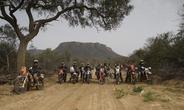 Atravesar el Chaco en moto: “KTM Hito Challenge”, la nueva serie