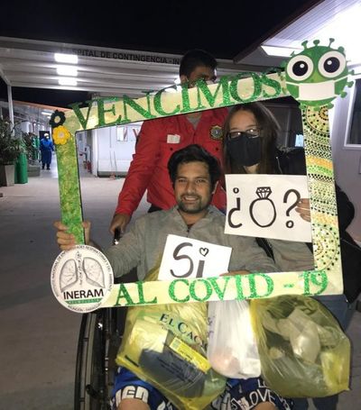 Amor en tiempos de covid: Pareja se compromete tras vencer al virus - Nacionales - ABC Color