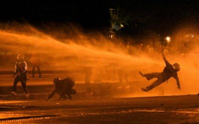 Impactante foto de un manifestante colombiano expulsado por un chorro de agua de la Policía | OnLivePy