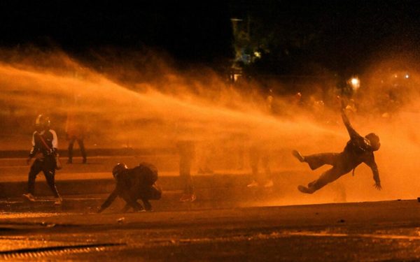 Impactante foto de un manifestante colombiano expulsado por un chorro de agua de la Policía | OnLivePy