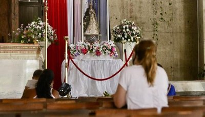 Crónica / FE DE VACUNADOS. Agradecen a la Virgencita por el “pinchazo”