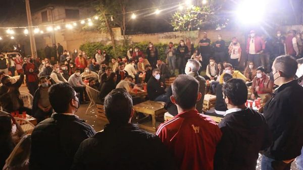 Emiten protocolos mientras continúan las aglomeraciones
