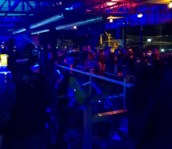Aglomeración y descontrol: 440 personas de fiesta en lugar nocturno