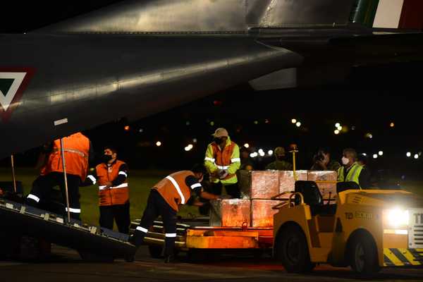 Esta madrugada llegaron las 150.000 dosis de vacunas donadas por México - ADN Digital