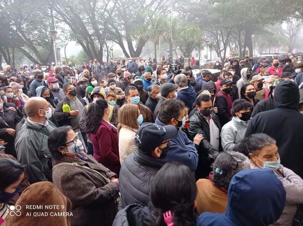 Desorden y aglomeración en vacunatorio por improvisación de la Décima Región Sanitaria - La Clave