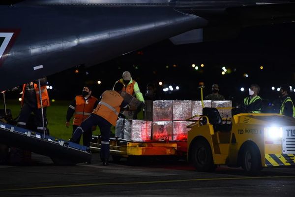 COVID-19: llegaron las 150.000 dosis de vacunas Astra-Zeneca donadas por México - Madrugada ABC Cardinal - ABC Color
