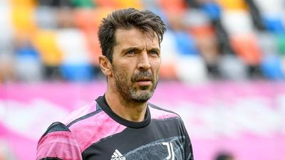 Buffon seguirá jugando y analiza ofertas
