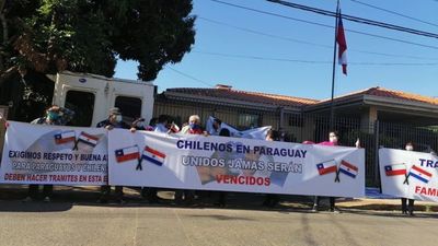 Chilenos en Paraguay protestaron frente a su embajada por aparentes malos manejos en tema COVID-19
