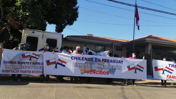 Chilenos en Paraguay protestaron frente a su embajada por aparentes malos manejos en tema COVID-19