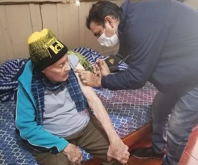 Don Raimundo de 101 años recibe vacuna anticovid
