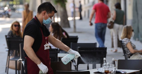 La Nación / 10.000 trabajadores cobrarían el subsidio por suspensión laboral este mes