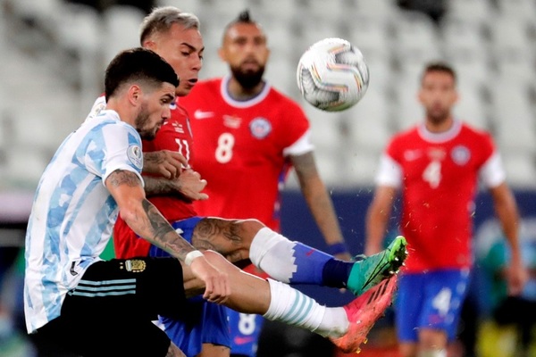 Argentina y Chile igualan en el partido inaugural del Grupo A