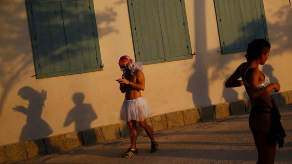 Organizan en una pequeña isla de Río de Janeiro un minicarnaval para vacunados contra el COVID-19 | Ñanduti