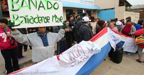 La Nación / “Los plebeyos tenemos dignidad”: ribereños se movilizan contra Centurión por querer comprarlos