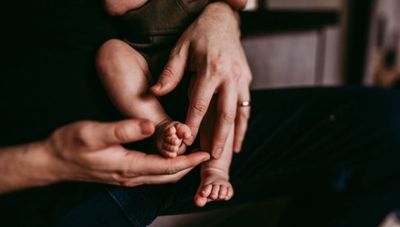 Sin distinción de género: Sanofi implementa seis meses de licencia parental paga