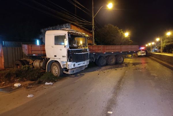 Abandonan camión tras accidente sobre avenida en Villa Elisa - Nacionales - ABC Color