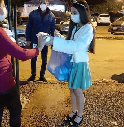 Quinceañera celebró con cena a familiares de pacientes