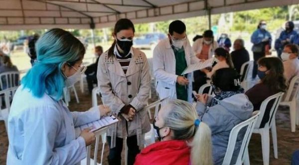 Habilitan a 500 estudiantes de medicina a colaborar en vacunación