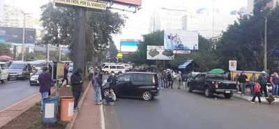 Paseros cierran INGRESO al país por el Puente, exigiendo se LIBERE el CONTRABANDO
