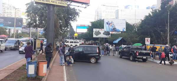 Paseros cierran INGRESO al país por el Puente, exigiendo se LIBERE el CONTRABANDO