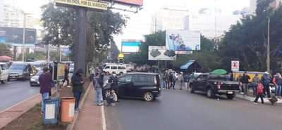 Paseros bloquean acceso por el Puente de la Amistad