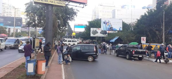 Paseros bloquean acceso por el Puente de la Amistad