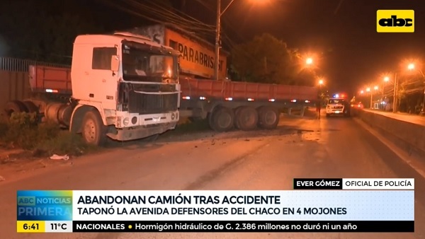 Conductor abandona camión luego de obstruir importante avenida