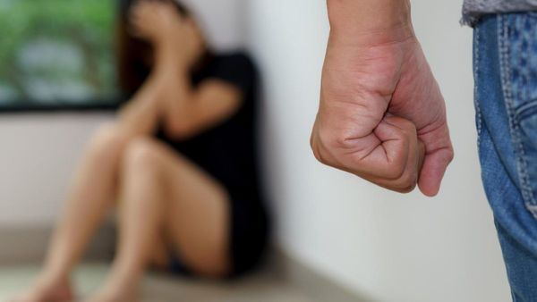 Violencia doméstica: Golpeó a su pareja que tenía su bebé en brazos