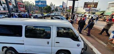 Paseros bloquean acceso al país - ABC en el Este - ABC Color