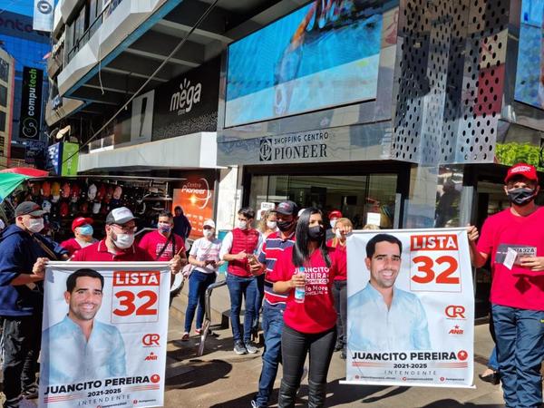 Juancito Pereira recorre el microcentro con gran receptividad de los trabajadores de CDE - La Clave