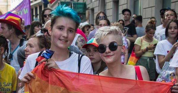 Congreso de Hungría aprueba polémica ley que prohíbe hablar sobre la homosexualidad a menores de edad - C9N