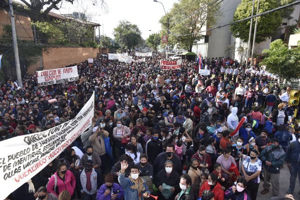 Reclaman víveres a Itaipú, en multitudinaria manifestación sobre la calle España - Nacionales - ABC Color