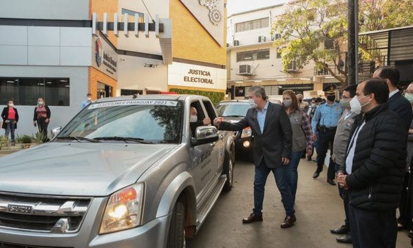 Partieron maletines electorales y máquinas de votación a todo el país