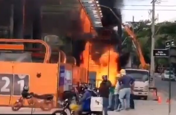 Controlan incendio en surtidor en construcción