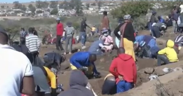 Con tenedores o a mano: Hallazgo de un pastor desata “fiebre del diamante” en Sudáfrica - C9N