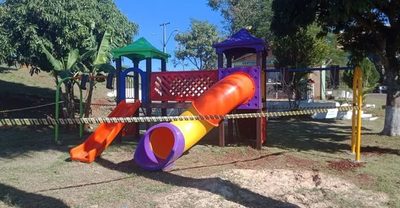 Instalan nuevo parque infantil en barrio María Auxiliadora de Franco